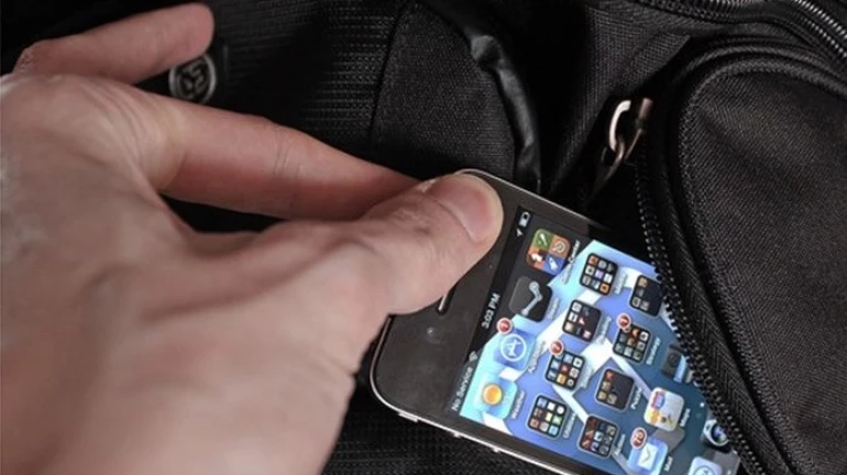 चोरी का मोबाइल खरीदने और बेचने पर हुई जेल चोरी का मोबाइल खरीदने और बेचने पर हुई जेल