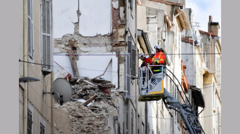 मुंबईत ५ वर्षांत २७०४ बांधकामे काेसळली, २३४ जणांचा बळी मुंबईत ५ वर्षांत २७०४ बांधकामे काेसळली, २३४ जणांचा बळी