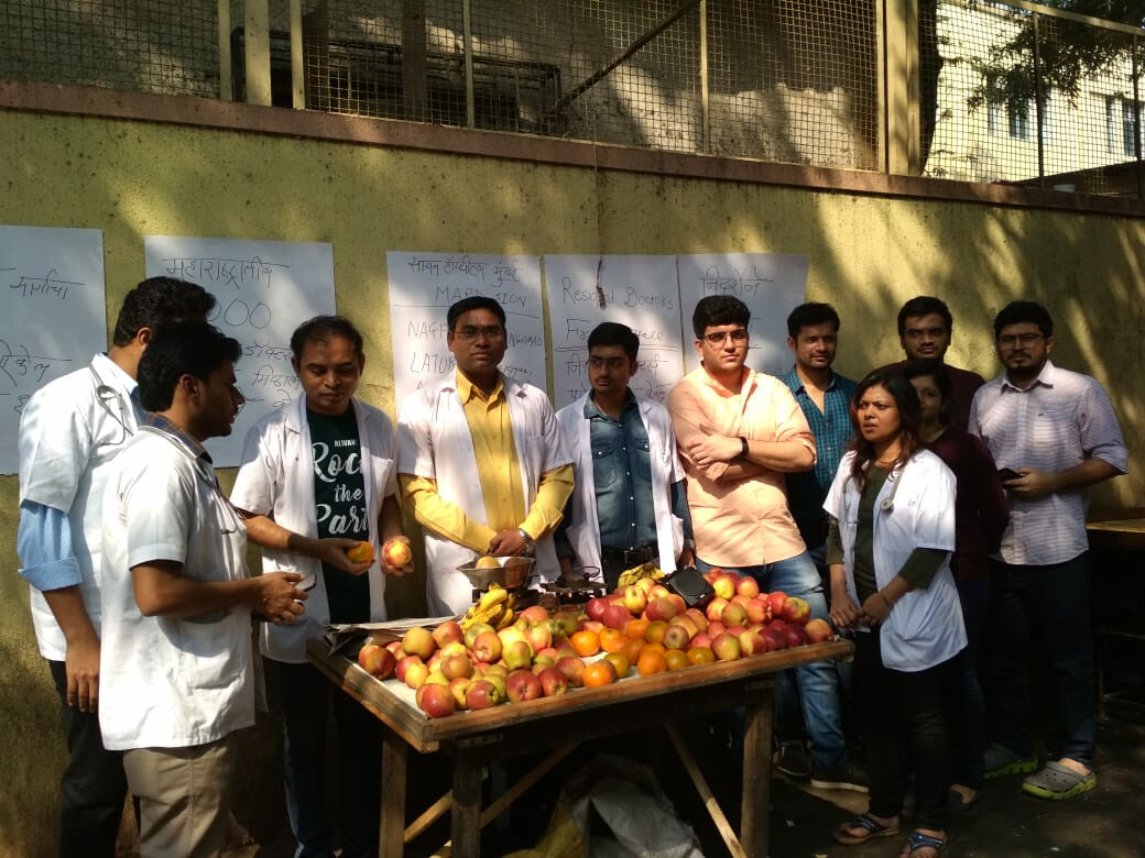 सायन रुग्णालयात फळ विक्री करून डाॅक्टरांचं आंदोलन