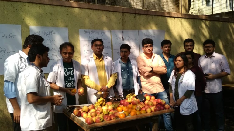 सायन रुग्णालयात फळ विक्री करून डाॅक्टरांचं आंदोलन सायन रुग्णालयात फळ विक्री करून डाॅक्टरांचं आंदोलन