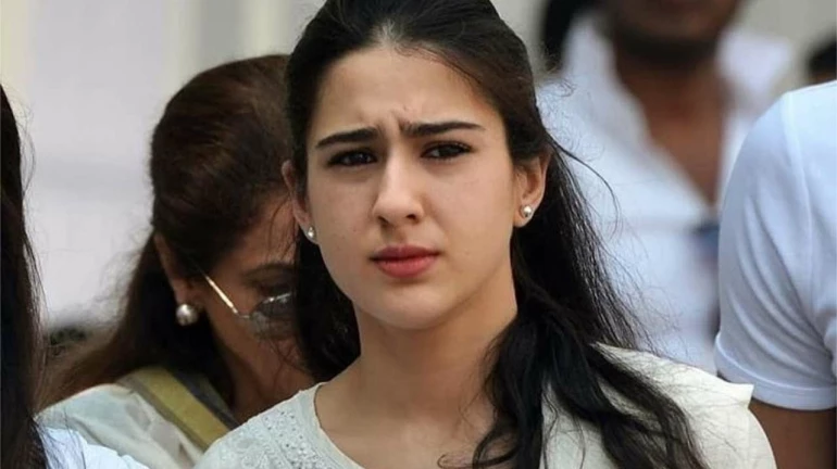 हाथ जोड़ने पर सारा को मिली 'सिंबा', रोहित शेट्टी के ऑफिस पहुंची थीं अकेले हाथ जोड़ने पर सारा को मिली 'सिंबा', रोहित शेट्टी के ऑफिस पहुंची थीं अकेले