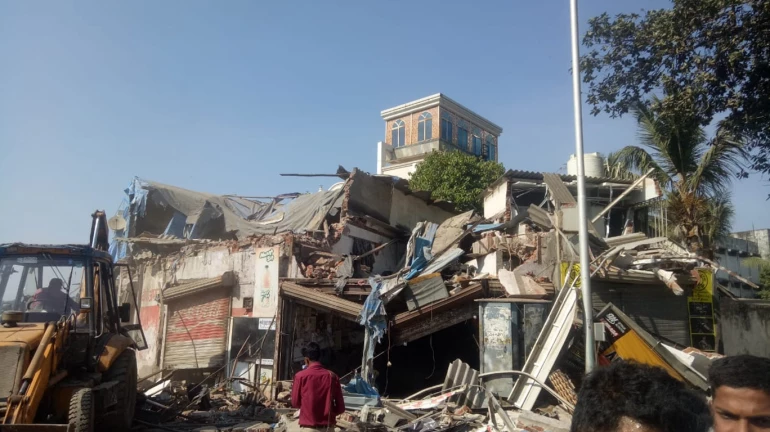 मेट्रो स्टेशनच्या बांधकामाआड येणाऱ्या बांधकामांवर कारवाई मेट्रो स्टेशनच्या बांधकामाआड येणाऱ्या बांधकामांवर कारवाई