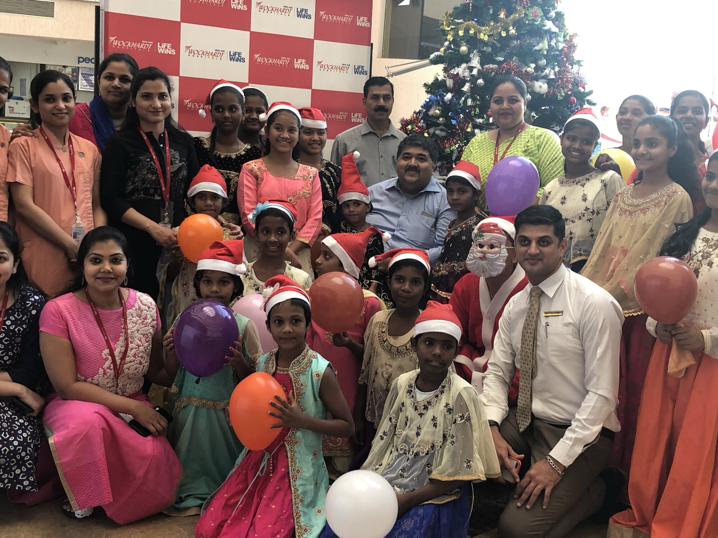 वंचित बालकांसाठी वोकहार्ट रुग्णालय बनलं सांताक्लॉज