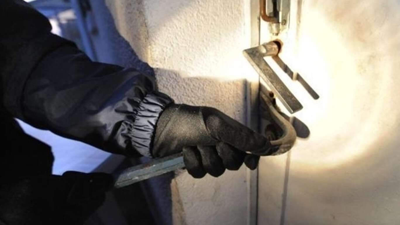 दिवसा चालवायचा टॅक्सी, रात्री करायचा घरफोड्या