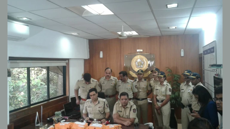 अंबोली पुलिस ने 3 करोड़ की ड्रग सहित 2 को किया गिरफ्तार अंबोली पुलिस ने 3 करोड़ की ड्रग सहित 2 को किया गिरफ्तार