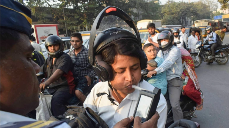 थर्टी फर्स्टला ड्रंक अँड ड्राइव्हची संख्या घटली, ४५५ तळीरामांवर कारवाई थर्टी फर्स्टला ड्रंक अँड ड्राइव्हची संख्या घटली, ४५५ तळीरामांवर कारवाई