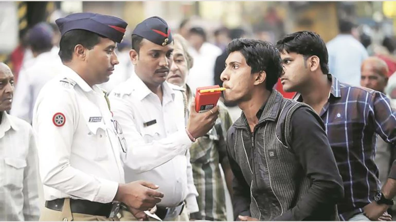 दारू पिऊन गाडी चालवाल, तर ६ महिन्यांसाठी लायसन्स होईल रद्द दारू पिऊन गाडी चालवाल, तर ६ महिन्यांसाठी लायसन्स होईल रद्द