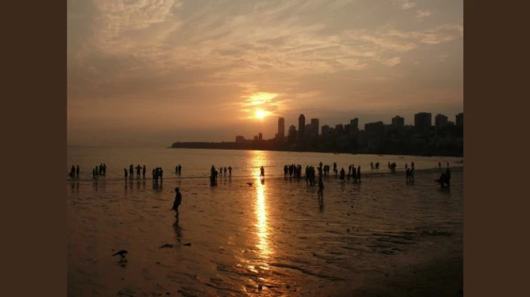 "थर्टीफर्स्ट"च्या रात्री पोलिसांचीच बोट बुडाली, १ पोलिस जखमी "थर्टीफर्स्ट"च्या रात्री पोलिसांचीच बोट बुडाली, १ पोलिस जखमी