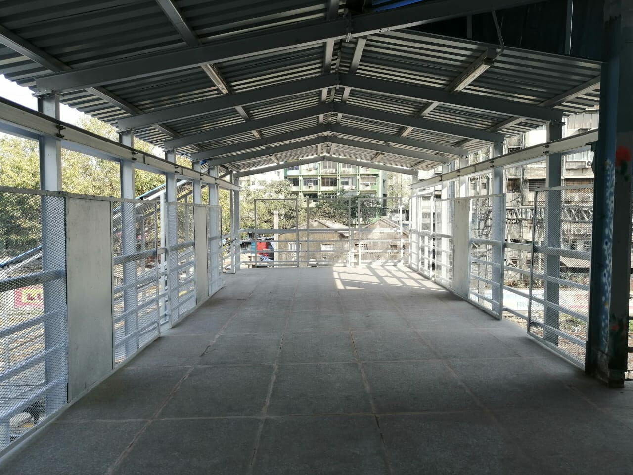 मस्जिद स्टेशन और सांताक्रूज स्टेशन का ब्रिज यात्रियों के लिए खुला