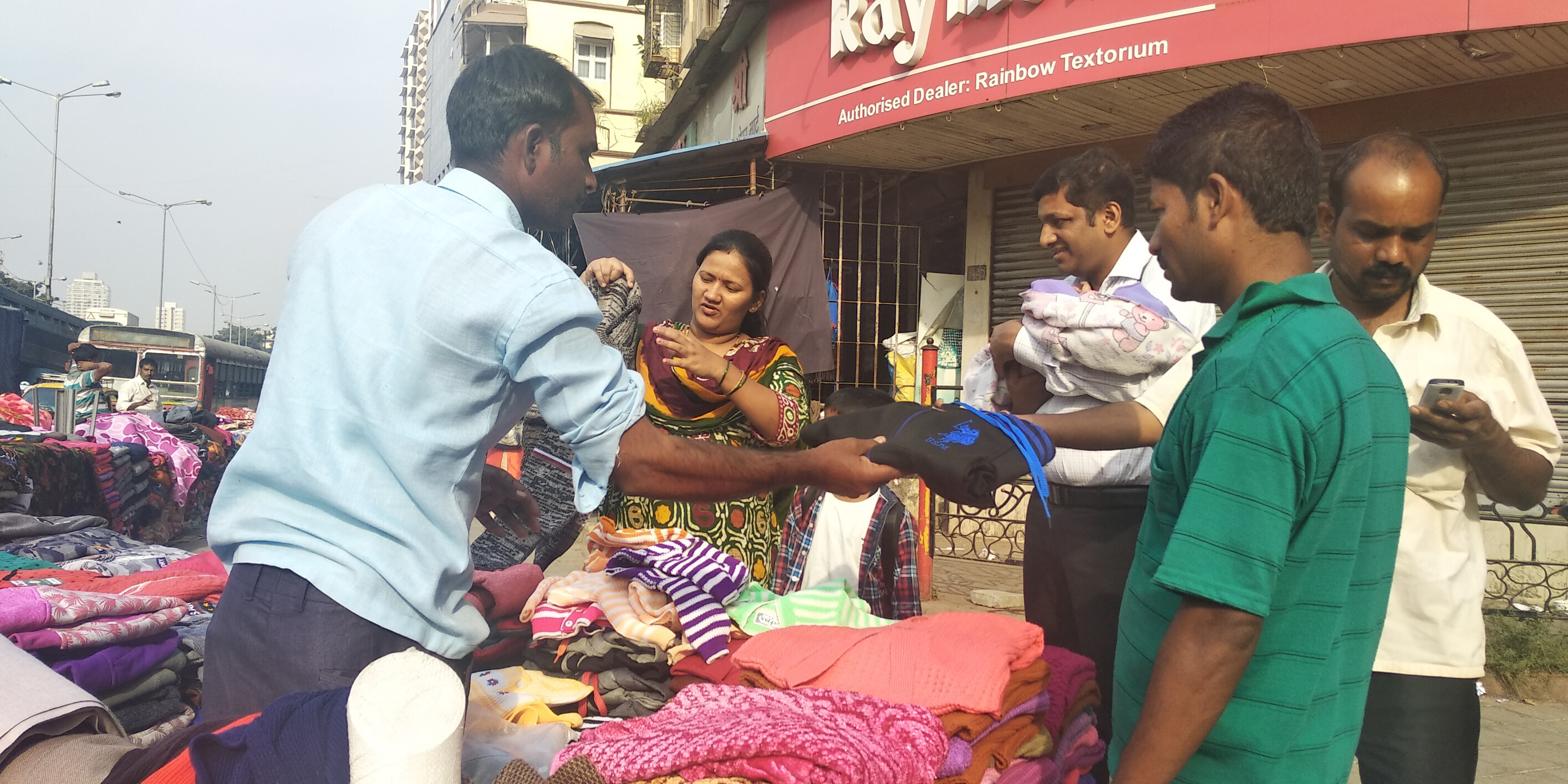 २० वर्षानंतर मुंबईकरांना हुडहुडी; स्वेटर खरेदीस गर्दी