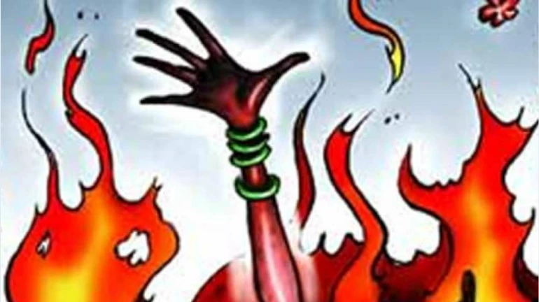 फोन पर बात करने से नाराज पिता ने लड़की को जला दिया जिंदा फोन पर बात करने से नाराज पिता ने लड़की को जला दिया जिंदा