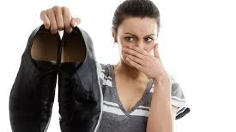 बुटातून दुर्गंधी येतेय? मग या ट्रिक्स ट्राय करा बुटातून दुर्गंधी येतेय? मग या ट्रिक्स ट्राय करा