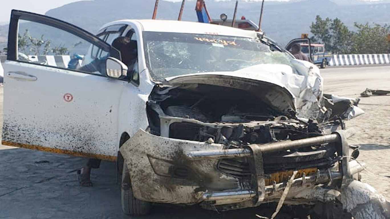 पुणे-मुंबई द्रूतगती मार्गावर सिमेंटच्या ट्रकची ३ कारला धडक, ४ जणांचा मृत्यू