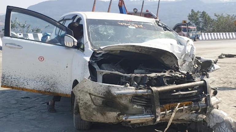 पुणे-मुंबई द्रूतगती मार्गावर सिमेंटच्या ट्रकची ३ कारला धडक, ४ जणांचा मृत्यू पुणे-मुंबई द्रूतगती मार्गावर सिमेंटच्या ट्रकची ३ कारला धडक, ४ जणांचा मृत्यू