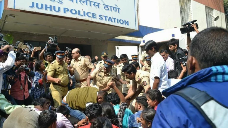 पोलिसांची दडपशाही, छात्रभारतीच्या सभेला परवानगी नाकारली पोलिसांची दडपशाही, छात्रभारतीच्या सभेला परवानगी नाकारली