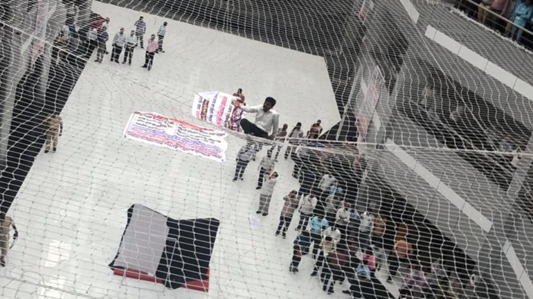 मंत्रालय में हुई फिर से आत्महत्या की कोशिश, जाली ने बचाई जान मंत्रालय में हुई फिर से आत्महत्या की कोशिश, जाली ने बचाई जान