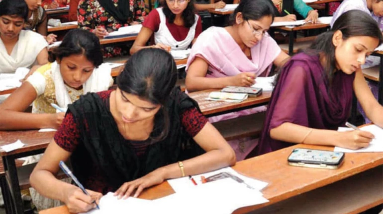धक्कादायक : विद्यार्थ्यांना परिक्षेवेळी लघुशंकेस जाण्यास मनाई धक्कादायक : विद्यार्थ्यांना परिक्षेवेळी लघुशंकेस जाण्यास मनाई