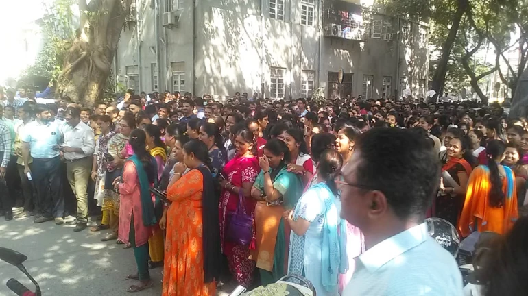 मंत्रालय कर्मचारियों ने काम बंद कर किया आंदोलन मंत्रालय कर्मचारियों ने काम बंद कर किया आंदोलन