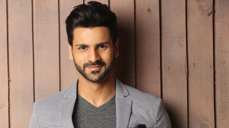 Vivek Dahiya recreates Retro Magic, pulls off a Shammi Kapoor on the sets of 'Qayamat Ki Raat' Vivek Dahiya recreates Retro Magic, pulls off a Shammi Kapoor on the sets of 'Qayamat Ki Raat'
