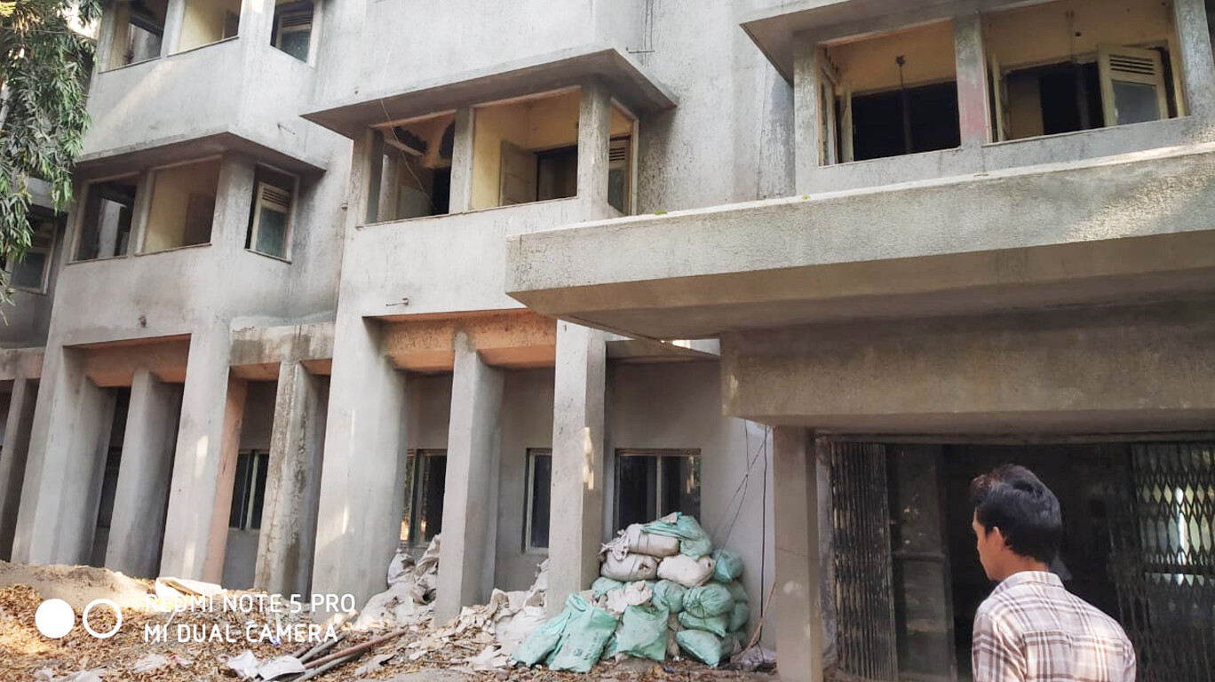 विद्यापिठातील मुलांच्या वसतीगृहात उपहारगृहातील कर्मचाऱ्यांचं वास्तव्य