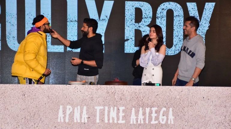 फरहान अख्तर ने ‘गली बॉय’ टीम के साथ मनाया जन्मदिन, रणवीर ने किया रैप
