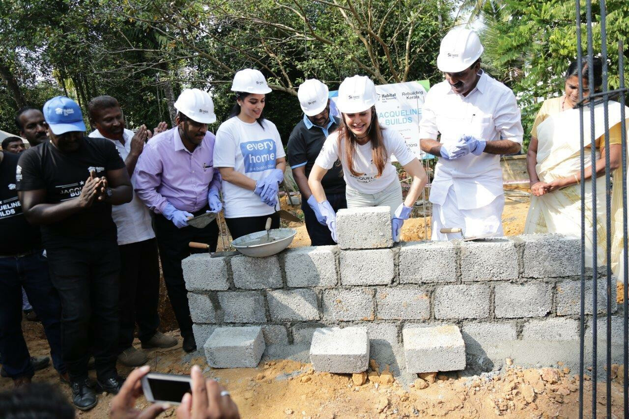 हैबिटेट फॉर ह्यूमैनिटी इंडिया के साथ मिलकर जैकलीन फर्नांडीज ने केरल बाढ़ प्रभावित परिवारों के लिए बनवाए घर
