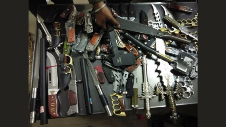 ठाणे: बीजेपी नेता के घर से खतरनाक हथियारों का जखीरा बरामद, मुख्यमंत्री ने मांगी रिपोर्ट ठाणे: बीजेपी नेता के घर से खतरनाक हथियारों का जखीरा बरामद, मुख्यमंत्री ने मांगी रिपोर्ट