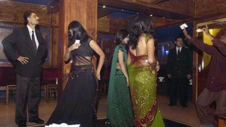 डान्स बार मालक आणि मुख्यमंत्र्यांमध्ये डिल- नवाब मलिक यांचा खळबळजनक आरोप डान्स बार मालक आणि मुख्यमंत्र्यांमध्ये डिल- नवाब मलिक यांचा खळबळजनक आरोप