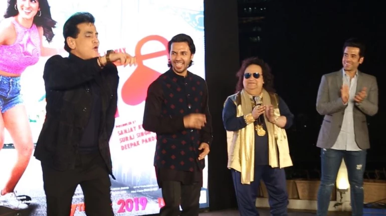 आणि जितेंद्रने केला ‘कोपचा’ डान्स! आणि जितेंद्रने केला ‘कोपचा’ डान्स!