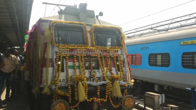 नवी कोरी राजधानी एक्सप्रेस मध्य रेल्वेवरून रवाना नवी कोरी राजधानी एक्सप्रेस मध्य रेल्वेवरून रवाना