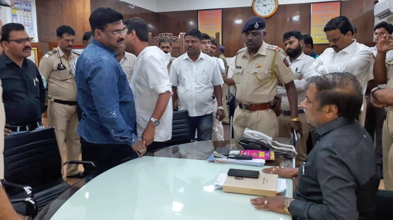 मनसे आणि पालिका अधिकाऱ्यांमध्ये तु तु मैं मैं मनसे आणि पालिका अधिकाऱ्यांमध्ये तु तु मैं मैं