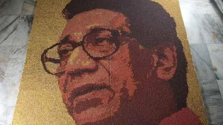 Artist makes Bal Thackeray’s portrait with 33,000 rudrakshas