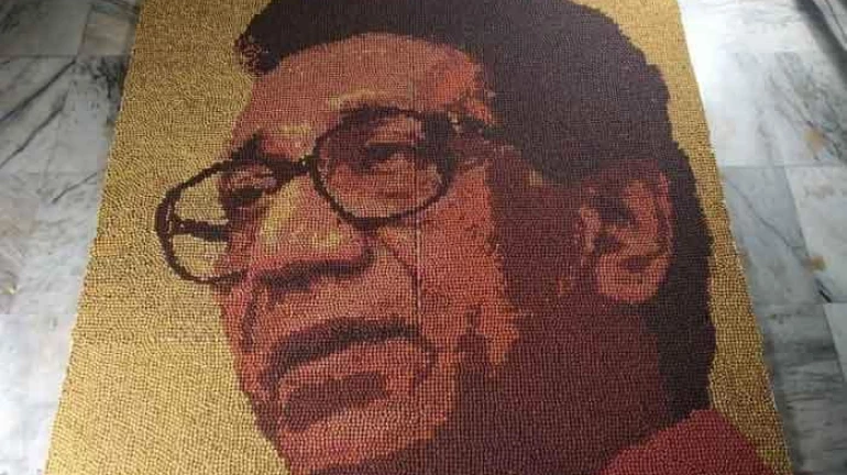 Artist makes Bal Thackeray’s portrait with 33,000 rudrakshas Artist makes Bal Thackeray’s portrait with 33,000 rudrakshas