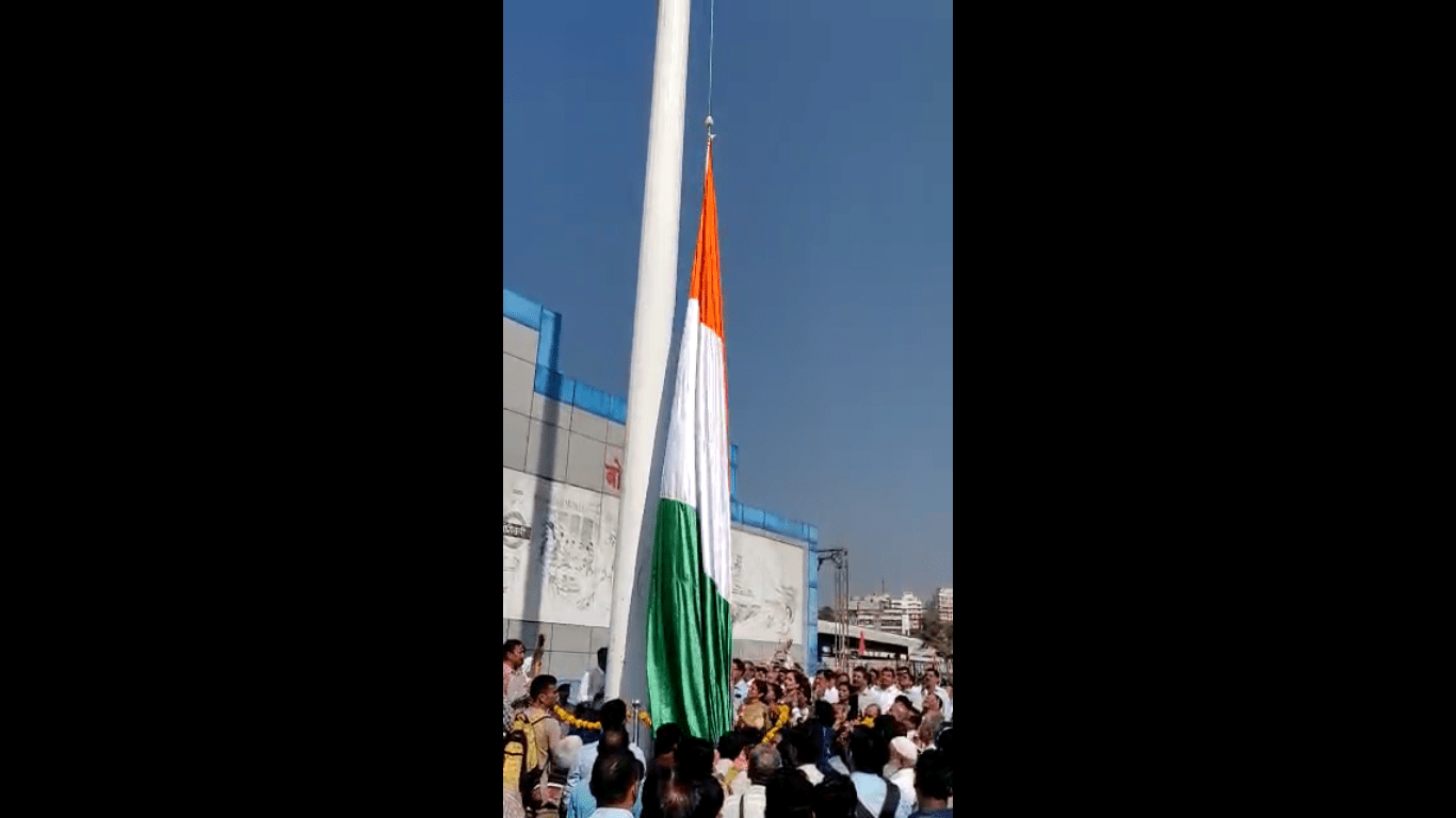 बोरीवली स्टेशन पर फहराया गया 100 फिट लंबा तिरंगा