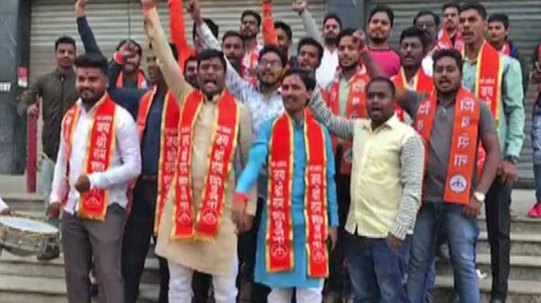 जब शिव सेना के कार्यकर्ताओं ने रुकवाया 'ठाकरे' का शो जब शिव सेना के कार्यकर्ताओं ने रुकवाया 'ठाकरे' का शो