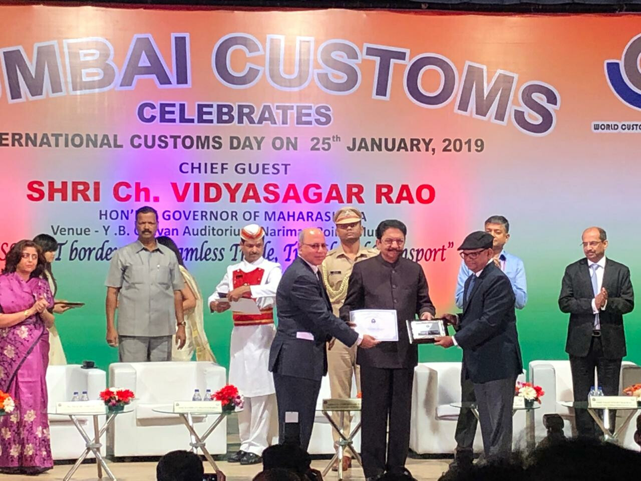 देश में 1/3 सीमा शुल्क राजस्व एकत्रित करता है मुंबई - राज्यपाल विद्यासागर राव