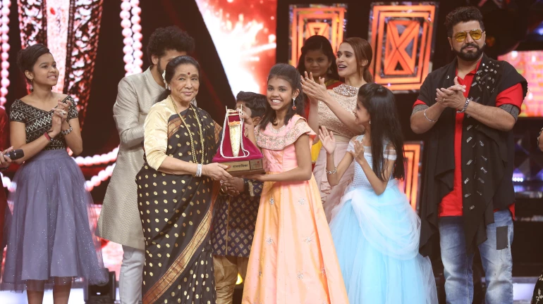 स्वराली जाधवच्या सूरांना लाभला राजगायिकेचा मान! स्वराली जाधवच्या सूरांना लाभला राजगायिकेचा मान!