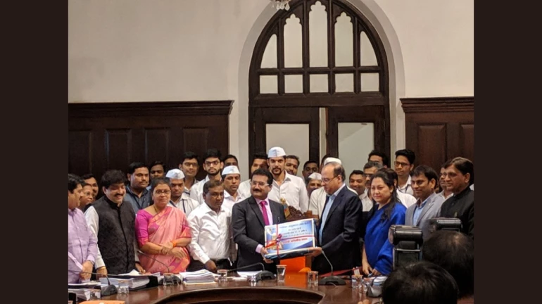 बीएमसी ने पेश किया 30,692 करोड़ का बजट, मुंबईकरो पर कोई नया टैक्स नहीं बीएमसी ने पेश किया 30,692 करोड़ का बजट, मुंबईकरो पर कोई नया टैक्स नहीं