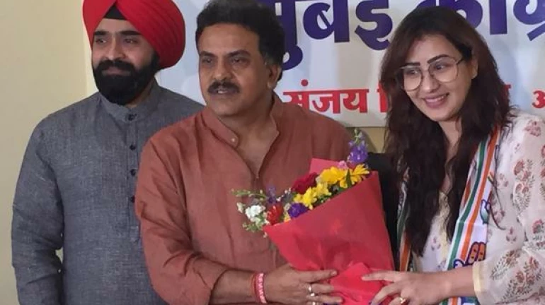 मनसेकडे मदत मागणाऱ्या शिल्पाने धरला काँग्रेसचा 'हात' मनसेकडे मदत मागणाऱ्या शिल्पाने धरला काँग्रेसचा 'हात'