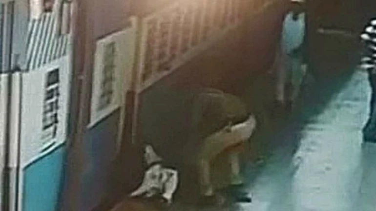 रेल्वेच्या जवानाने वाचवले तरुणीचे प्राण रेल्वेच्या जवानाने वाचवले तरुणीचे प्राण