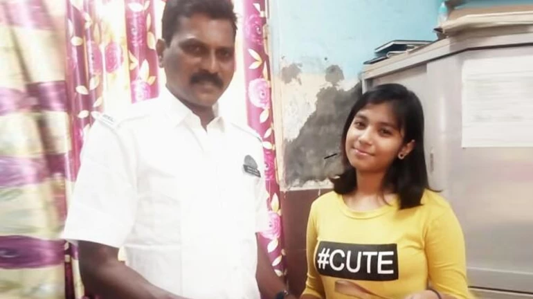 13 साल की कैंसर पीड़ित बच्ची के लिए भगवान बने स्टेशन मास्टर विनायक शेवाले