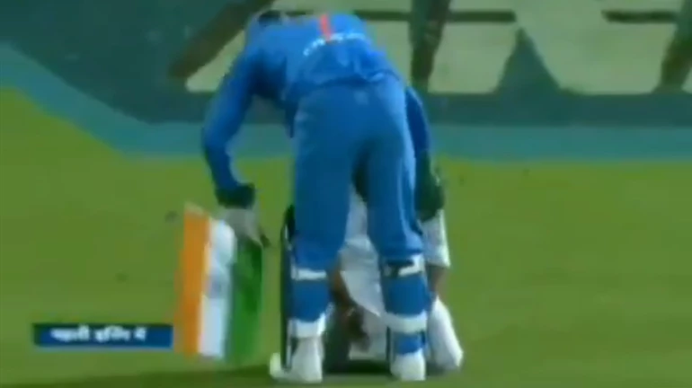 Dhoni wins hearts with his gesture in the third T20 against New Zealand Dhoni wins hearts with his gesture in the third T20 against New Zealand