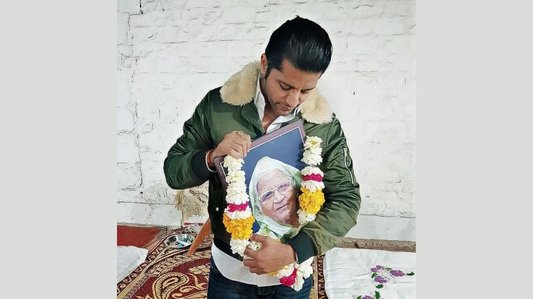 नानी के निधन पर नम हुए करणवीर बोहरा नानी के निधन पर नम हुए करणवीर बोहरा