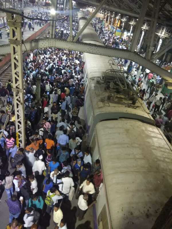 ट्रान्सफॉर्मर बिघाडल्याने हार्बर रेल्वे विस्कळीत