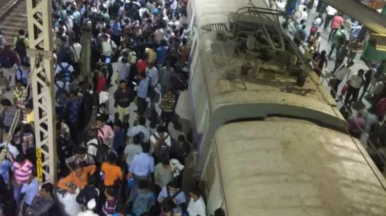 ट्रान्सफॉर्मर बिघाडल्याने हार्बर रेल्वे विस्कळीत ट्रान्सफॉर्मर बिघाडल्याने हार्बर रेल्वे विस्कळीत