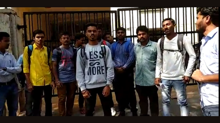 वाहतूक कोंडीमुळे आणखी २० विद्यार्थ्यांच्या करिअरला ब्रेक वाहतूक कोंडीमुळे आणखी २० विद्यार्थ्यांच्या करिअरला ब्रेक