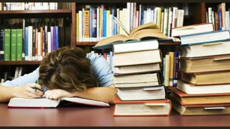 विद्यार्थ्यांना नैराश्यातून बाहेर काढण्यासाठी ऑनलाइन समुपदेशक विद्यार्थ्यांना नैराश्यातून बाहेर काढण्यासाठी ऑनलाइन समुपदेशक