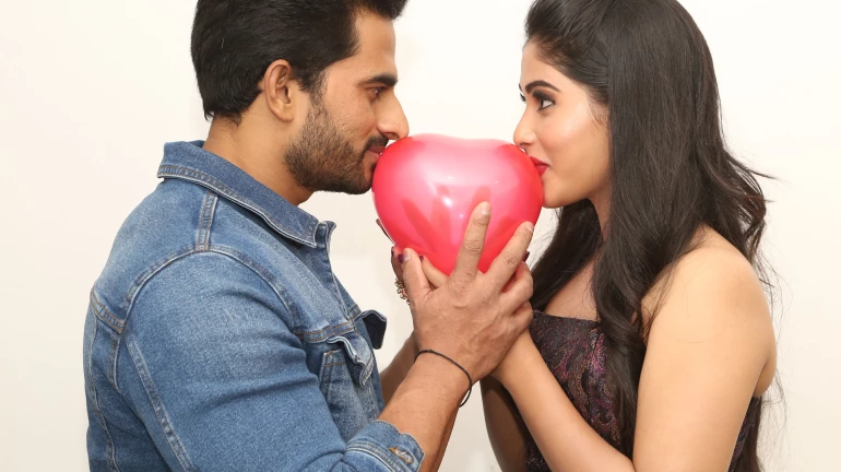 प्रेमाच्या गुलाबी रंगात रंगले संदीप-अक्षया प्रेमाच्या गुलाबी रंगात रंगले संदीप-अक्षया