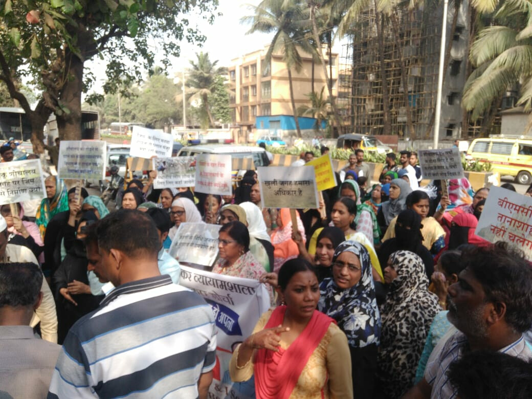 सार्वजनिक शौचालय तोड़कर जिम बनाने के विरोध में एम/पूर्व कार्यालय पर धिक्कार मोर्चा