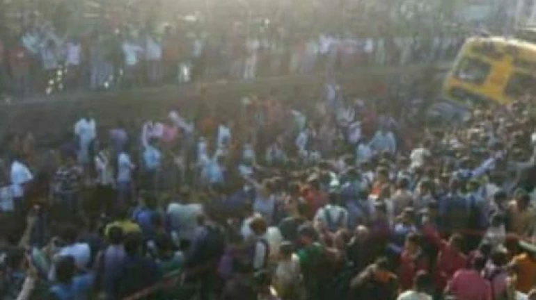 पुलवामा हल्ल्याच्या निषेधार्थ प्रवाशांचा रेल रोको पुलवामा हल्ल्याच्या निषेधार्थ प्रवाशांचा रेल रोको